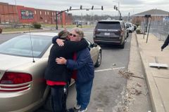 Professora diz que Deus a levou a doar carro a sobrevivente do tornado