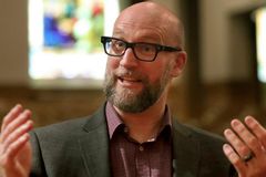 Pastor é expulso de convenção após realizar união homossexual em sua igreja | Notícias Gospel