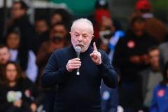Lula diz que ninguém precisa de padres ou pastores