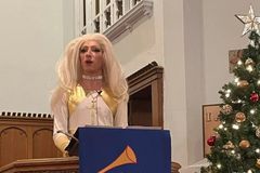 Igreja recebe drag queen durante o culto dominical infantil