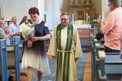 Igreja na Noruega realiza cerimônia de mudança de nome para trans