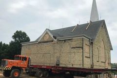 Templo de 121 anos é levado de caminhão para nova localidade