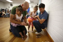 Agência de adoção cristã é proibida de recusar casais homoafetivos no Reino Unido