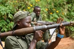 Quase 90 crianças são resgatadas de campo de treinamento terrorista de Uganda