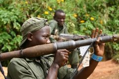 Quase 90 crianças são resgatadas de campo de treinamento terrorista de Uganda