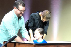 Dias antes de morrer com câncer, pastor realiza sonho de batizar sua filha