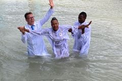 Em meio a crise e sequestros, missionários realizam batismos no Haiti: "A obra avança"