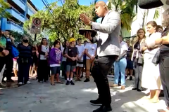 Pastor ora com pais e alunos em frente à escola que sofreu tentativa de massacre
