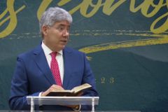 ‘Não deixe que esse mundo formate sua cabeça’, diz Dias Lopes