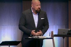 Capelão é demitido do Corpo de Bombeiros por criticar trans em esportes femininos