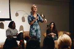 Pesquisa: Maioria dos pastores diz que mulheres podem ensinar e liderar ministérios