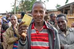 Povo isolado na Etiópia ouve sobre Jesus pela primeira vez e queima pilha de ídolos