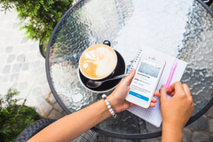 Para facilitar rotina devocional, Glorify lança livros da Bíblia narrados