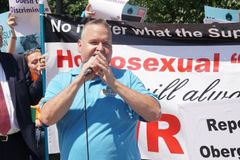 "Eu vivia uma mentira, até que orei e Jesus me libertou", diz ex-militante LGBT