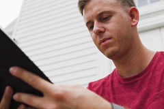 "O passado não me define mais", diz ex-gay que se converteu após orações da mãe