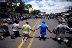 Em meio à crise, cristãos clamam a Deus de joelhos nas ruas da Nicarágua