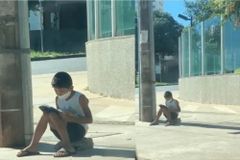 Menino que vendia nas ruas e lia Bíblia no chão tem vida transformada após vídeo viralizar