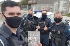 Governo é criticado por permitir a distribuição de devocionais bíblicos a policiais