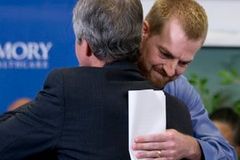 Missionários americanos infectados pelo ebola recebem alta