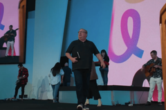 Rick Warren prega último sermão como líder da Igreja Saddleback