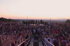 Uma multidão de estudantes se reúne para cultuar a Deus em campus de universidade | Notícias Gospel