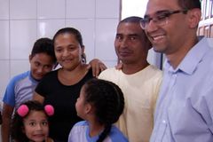 Alunos de igreja fazem 'vaquinha' e doam casa para família desabrigada | Notícias Gospel