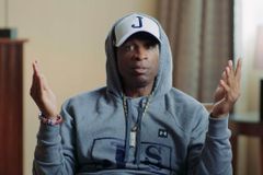 Ex-jogador americano diz que enfrentou internação orando em línguas: "Deus me ajudou"