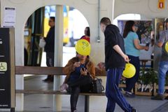 Estudantes levam esperança em campanha contra suicídio: "Deus é maior que a tua provação"
