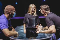 Criança leva família inteira a se batizar: "Quero seguir Jesus"