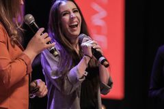 "Eu apontei meu filho para Jesus", diz mãe de Justin Bieber em culto no Brasil