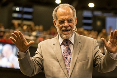 "A nossa fé cristã não é uma fé de teoria. Ela é de prática", afirma pastor Márcio Valadão