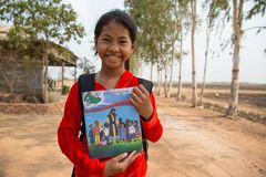 Pequena missionária de 13 anos viaja pregando o evangelho em aldeias do Camboja