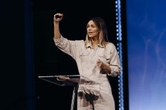 Atriz exorta cristãos que buscam identidade nas redes sociais: ‘Devemos buscar em Deus’