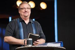 Warren cumpre objetivo e deixa liderança da igreja após 40 anos