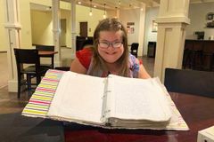 Jovem com Síndrome de Down dedica 10 anos para copiar a Bíblia inteira à mão