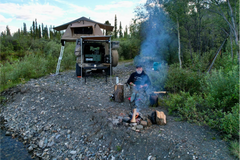 Homem dorme em campo aberto para ficar 300 dias evangelizando