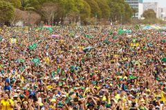 Multidão faz a oração do Pai Nosso no 7 de setembro, em Brasília