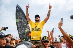 Filipe Toledo é campeão mundial de surf e aponta para Jesus: "Ele cumpriu a promessa"