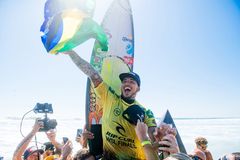 "Toda a honra e glória a Deus", diz Gabriel Medina ao ser tricampeão mundial de surfe