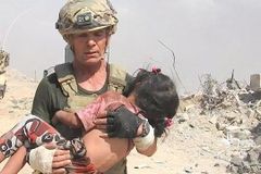 Soldado cristão passa por tiros do Estado Islâmico e salva criança: "Deus abriu o caminho"