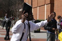 Estudante é proibido de evangelizar na Faculdade: "Meu direito foi violado"