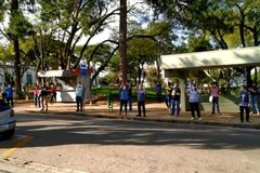 Evangélicos fazem oração em frente a hospital para incentivar profissionais de saúde | Notícias Gospel