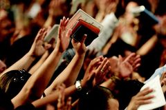 Crentefobia: evangélicos viram alvo de preconceito e discriminação no Brasil | Notícias Gospel