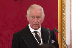 "Oro pela orientação e ajuda do Deus Todo-Poderoso", diz Charles ao ser proclamado rei