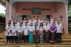 Em Mianmar, jovens se refugiam em faculdade cristã para escapar da guerra e se convertem