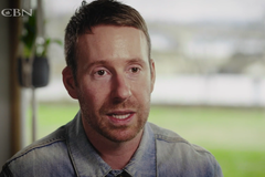 Viciado em álcool e pornografia é liberto ao ouvir testemunho de guitarrista do Korn