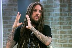 "Estava completamente vazio, mas o amor de Jesus me preencheu", diz guitarrista do Korn