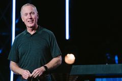 Max Lucado fala sobre abuso que sofreu na infância: "Jesus esteve presente na tempestade"