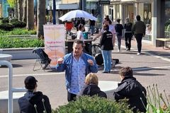 Evangelistas criam ‘carrinho de café’ para falar de Jesus e pessoas são curadas