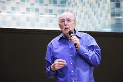 Pastor ensina a orar por cura nas ruas: "É uma forma de levar pessoas para Cristo"